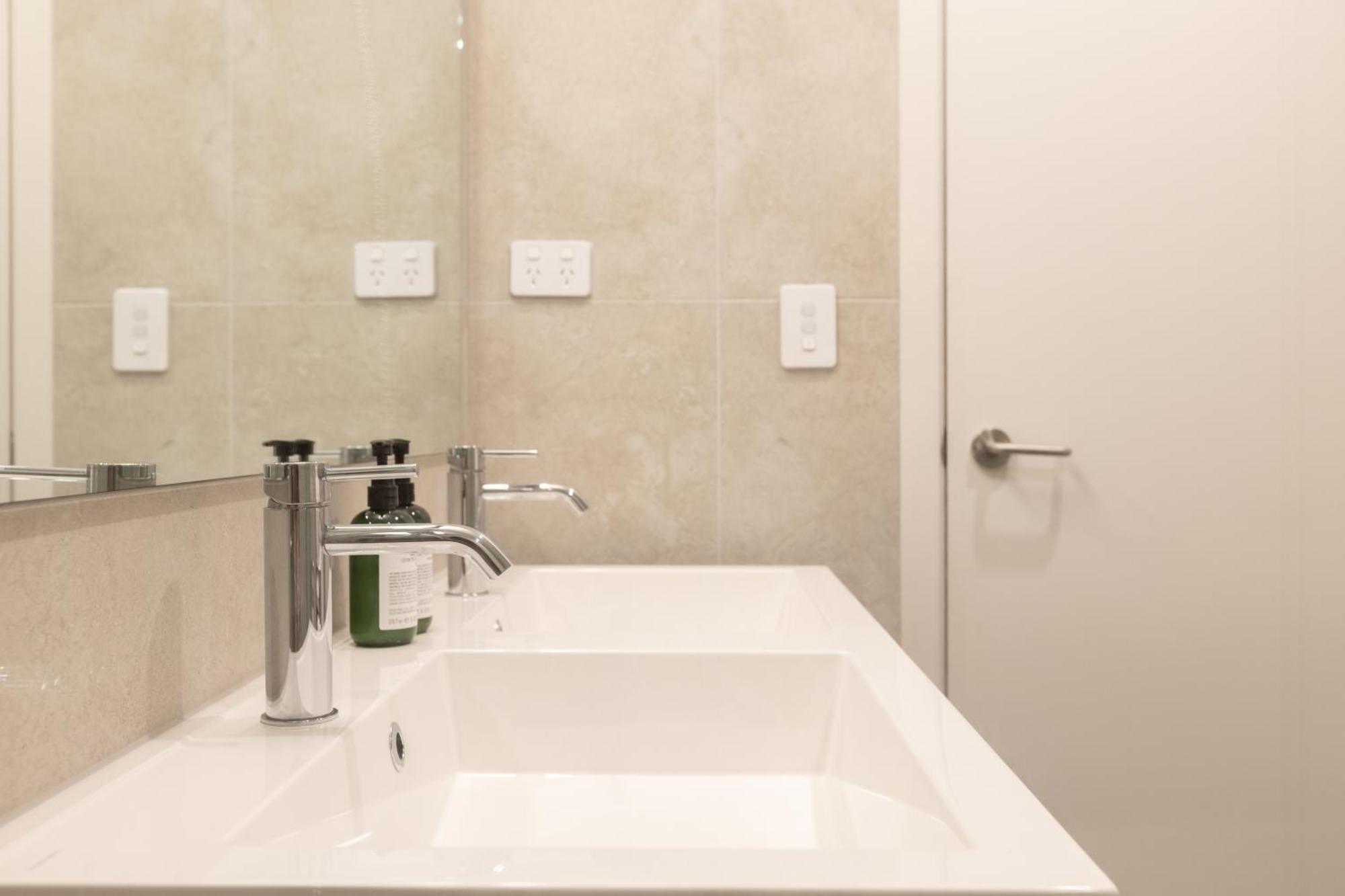 Luxury 2 Bedroom Cbd Apartment With Free Parking Christchurch Eksteriør billede